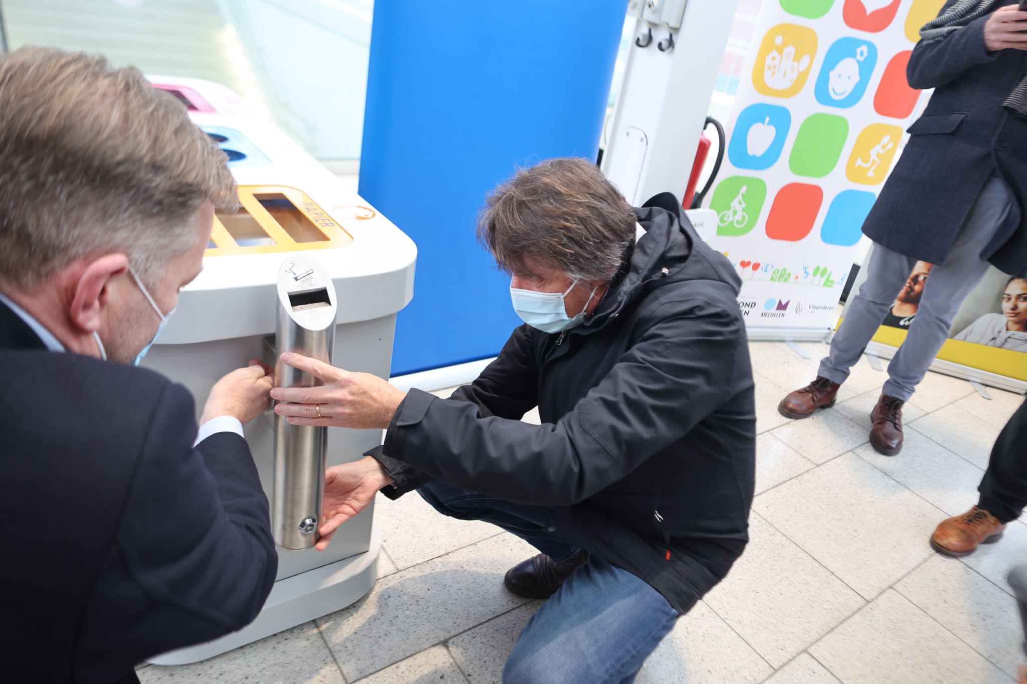 Patrice Couchard, directeur Stations bij NMBS en Alexander Vandersmissen, burgemeester van Mechelen, verwijderen de laatste asbak in het station van Mechelen. © NMBS